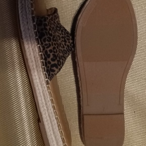 OLD NAVY CHEETAH  PRINT SANDALS FOR WOMEN OR GIRLS - Picture 2 of 3